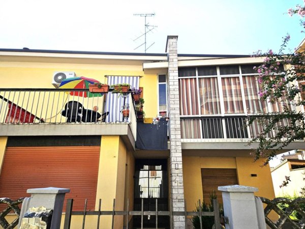casa indipendente in vendita a Guastalla