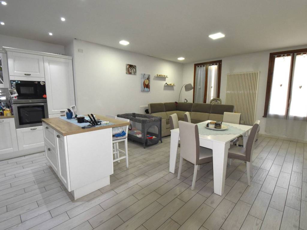 appartamento in vendita a Guastalla in zona Pieve