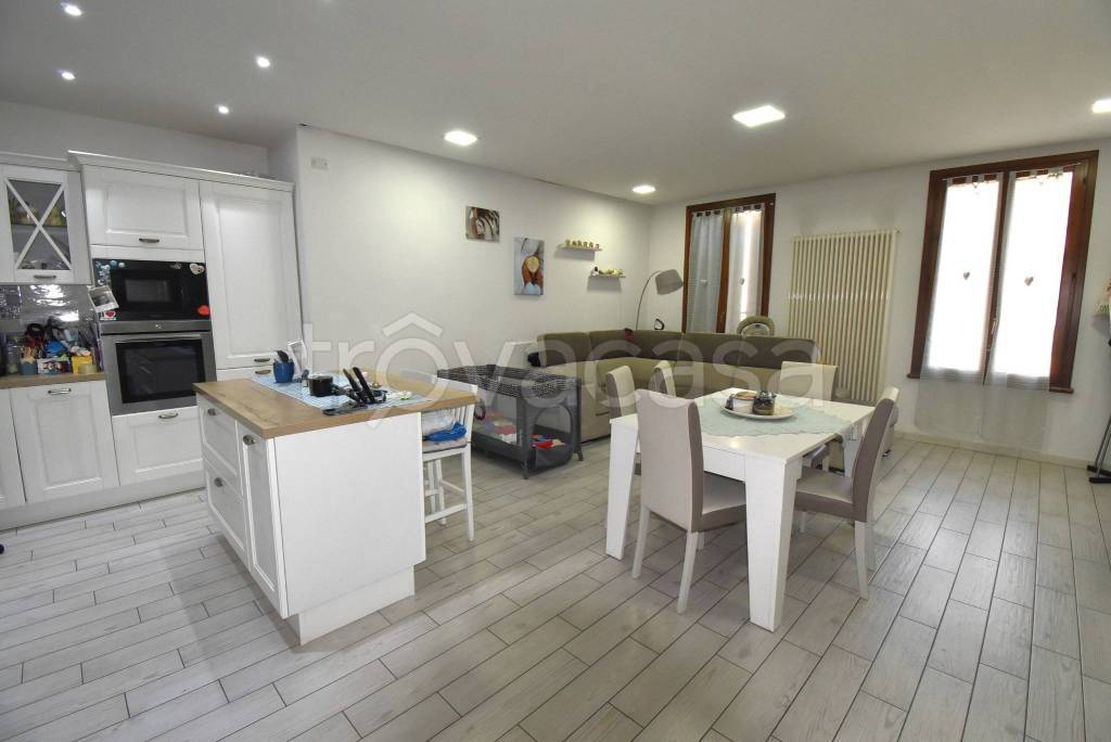 appartamento in vendita a Guastalla in zona Pieve