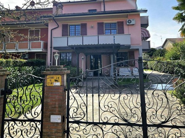 casa indipendente in vendita a Guastalla in zona San Giorgio