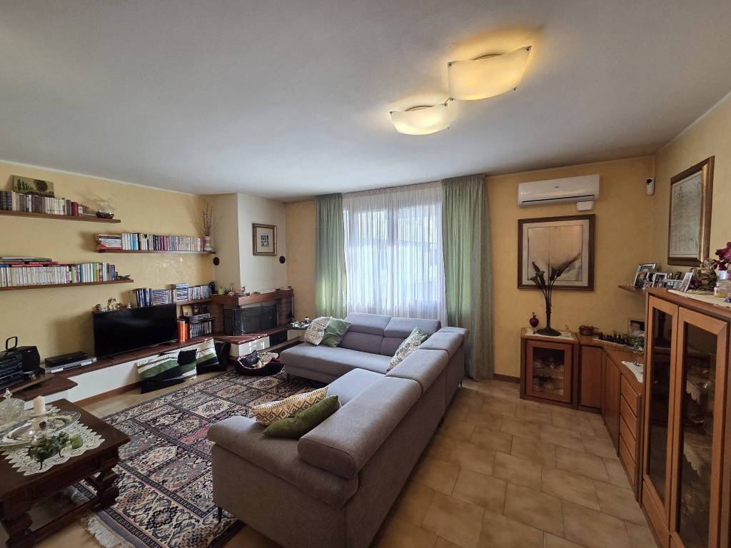 casa indipendente in vendita a Guastalla