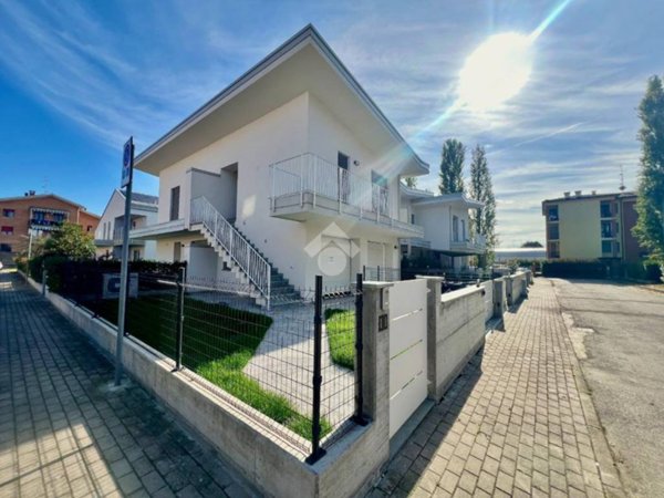 casa indipendente in vendita a Guastalla