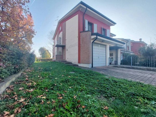 casa indipendente in vendita a Guastalla