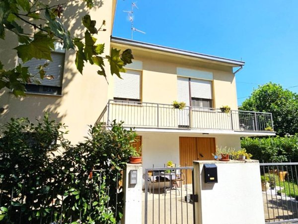 casa indipendente in vendita a Guastalla