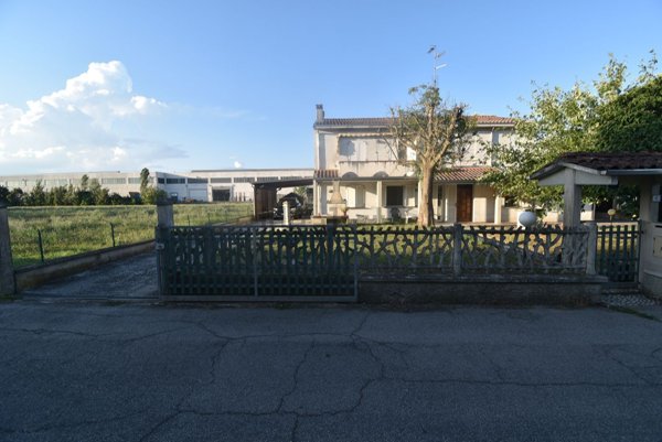 casa indipendente in vendita a Guastalla in zona Pieve