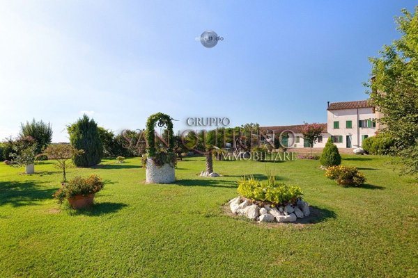 casa indipendente in vendita a Guastalla in zona San Girolamo