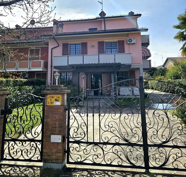 casa indipendente in vendita a Guastalla in zona San Giorgio