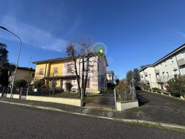 casa indipendente in vendita a Guastalla