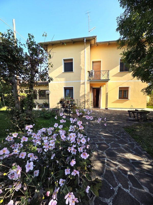 casa indipendente in vendita a Guastalla