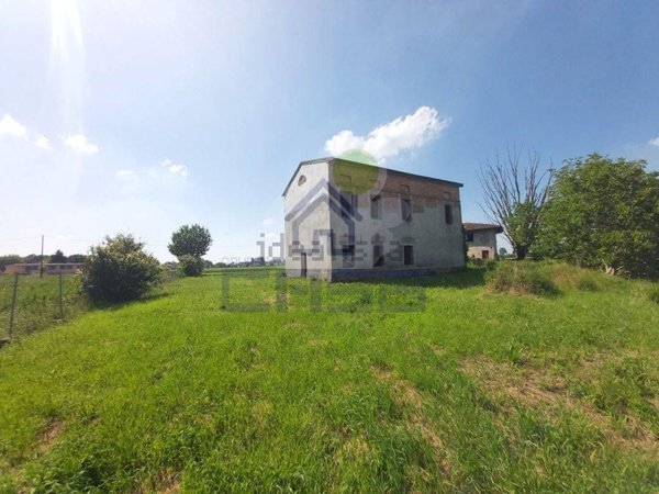 casa indipendente in vendita a Guastalla in zona San Girolamo