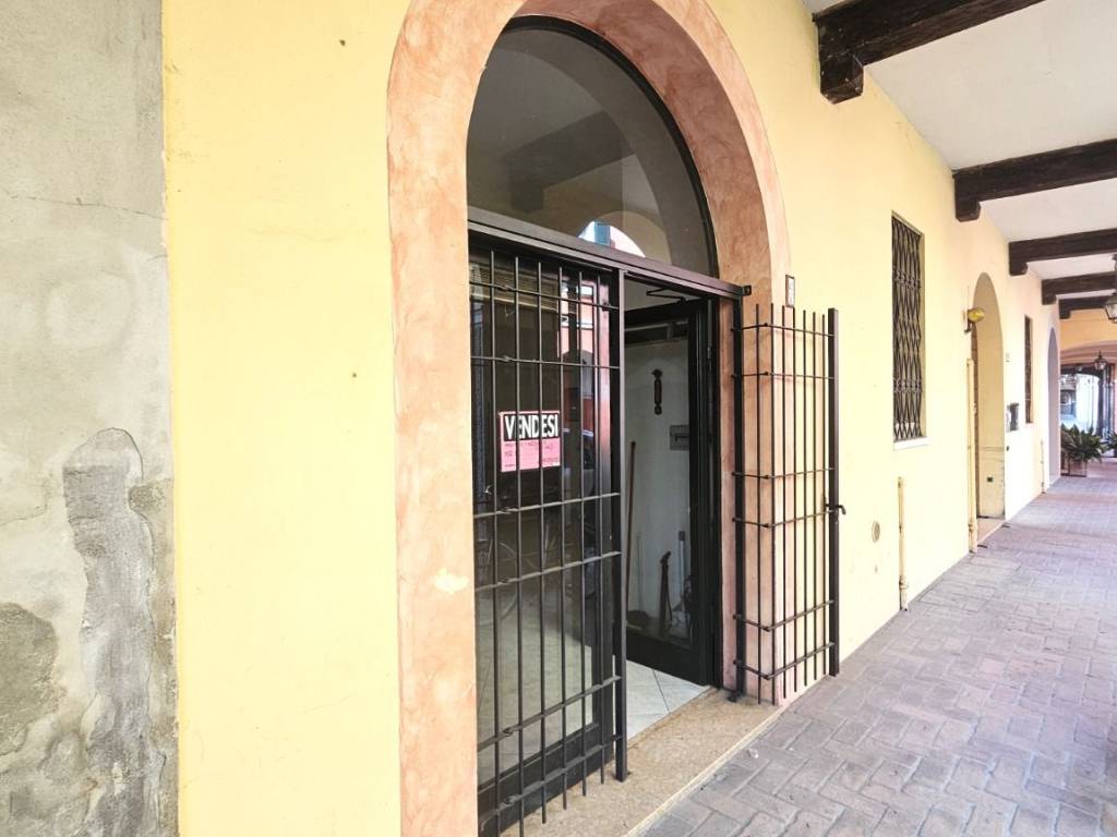 negozio in vendita a Guastalla