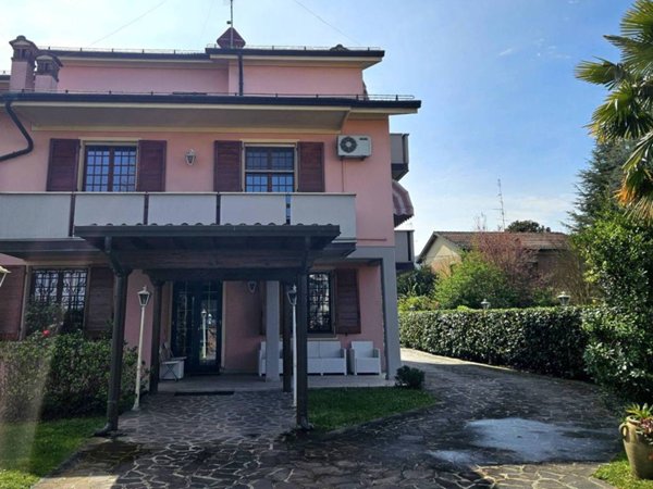 casa indipendente in vendita a Guastalla in zona San Giorgio