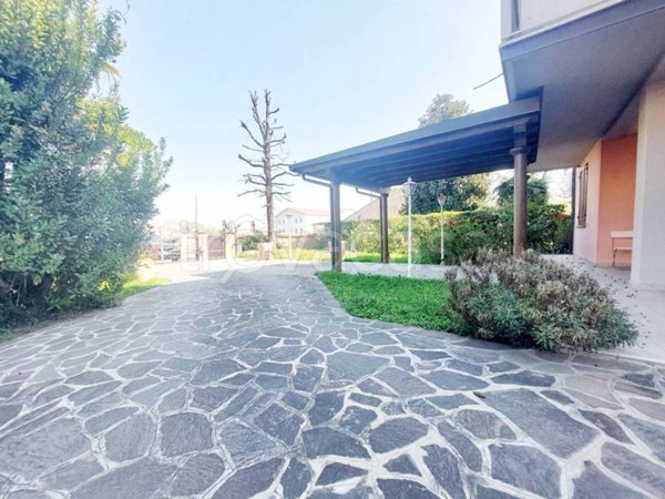 casa indipendente in vendita a Guastalla