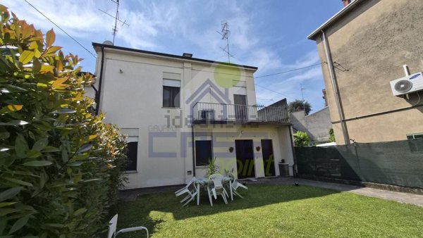 casa indipendente in vendita a Guastalla