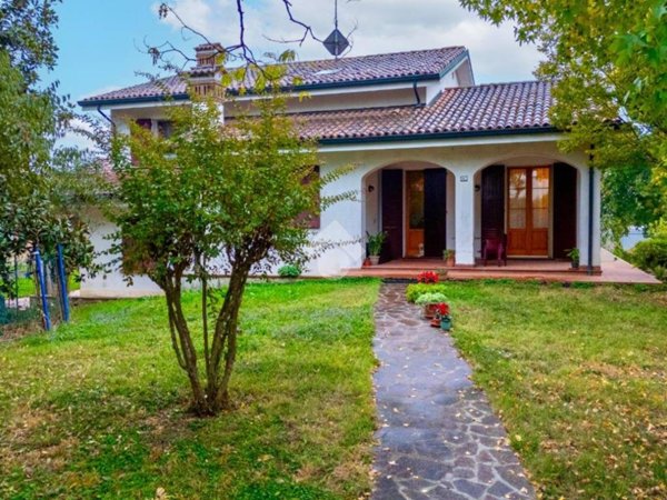 casa indipendente in vendita a Guastalla in zona San Girolamo
