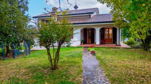 casa indipendente in vendita a Guastalla in zona San Girolamo