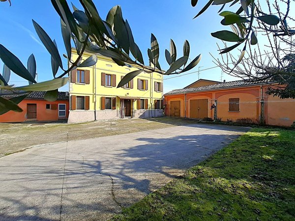 casa indipendente in vendita a Guastalla in zona San Giorgio