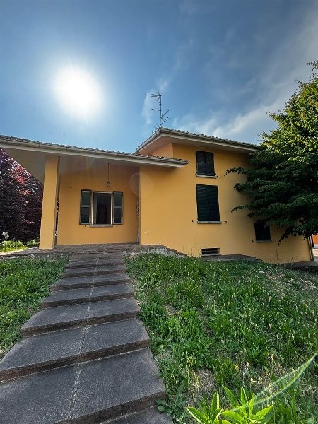 casa indipendente in vendita a Guastalla