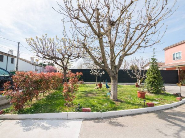casa indipendente in vendita a Guastalla