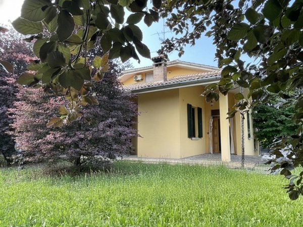 casa indipendente in vendita a Guastalla
