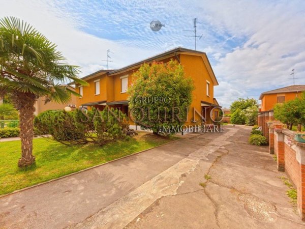 casa indipendente in vendita a Guastalla in zona San Giorgio