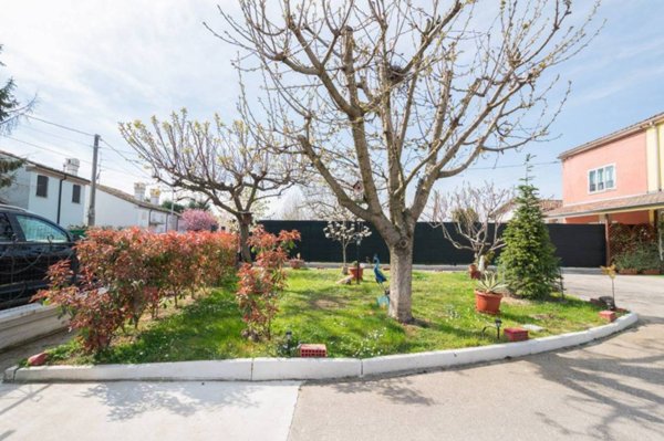 casa indipendente in vendita a Guastalla