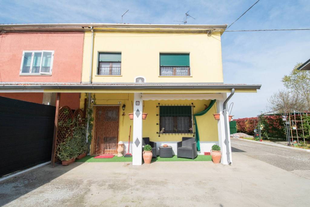casa indipendente in vendita a Guastalla in zona San Martino