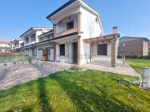 casa indipendente in vendita a Guastalla in zona San Giorgio