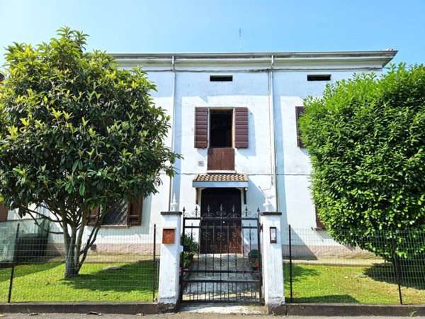 casa indipendente in vendita a Guastalla
