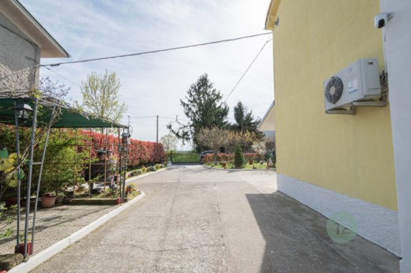 casa indipendente in vendita a Guastalla in zona San Girolamo