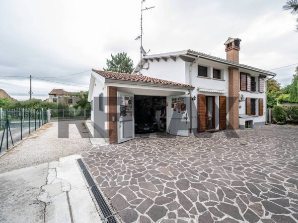 casa indipendente in vendita a Guastalla in zona San Rocco