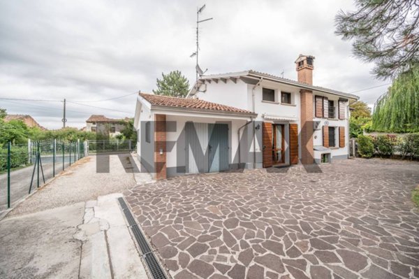 casa indipendente in vendita a Guastalla in zona San Rocco