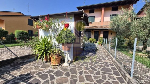 casa indipendente in vendita a Guastalla