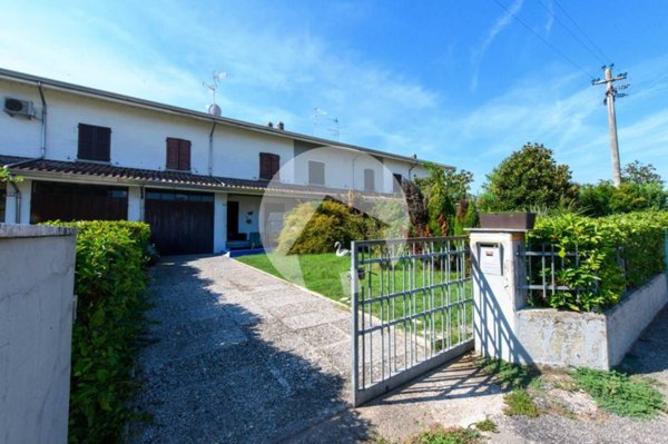 casa indipendente in vendita a Guastalla in zona San Girolamo