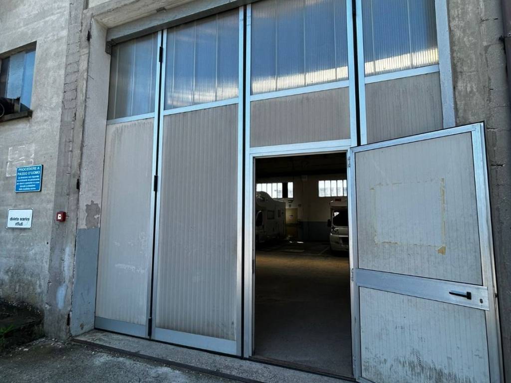 locale commerciale in vendita a Luzzara in zona Codisotto