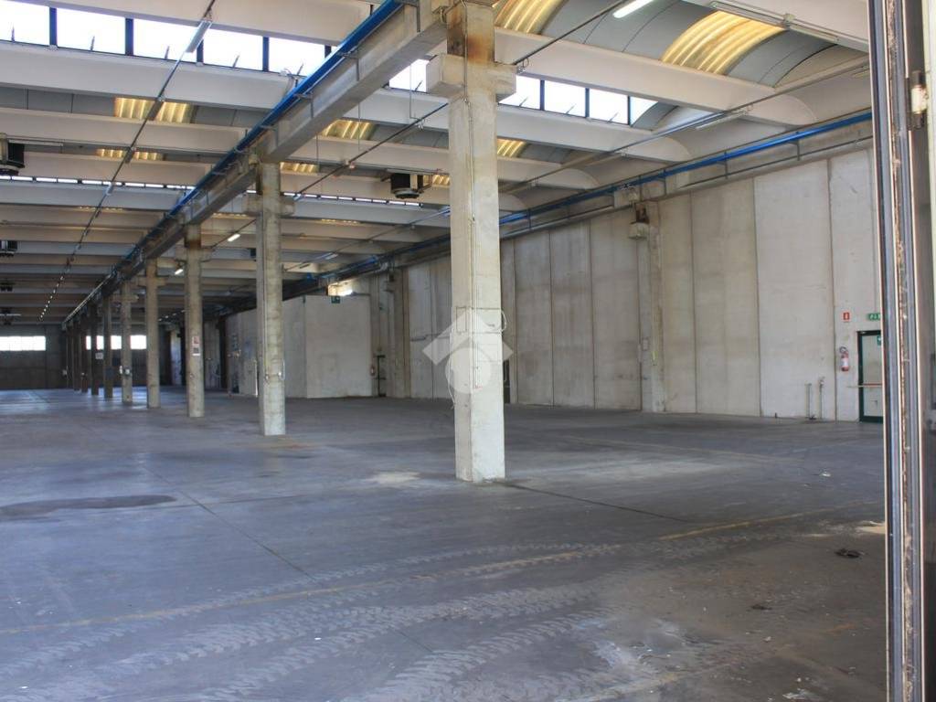 locale commerciale in vendita a Luzzara