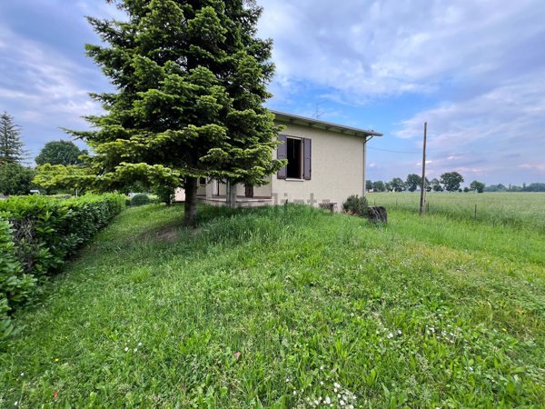 casa indipendente in vendita a Luzzara in zona Casoni