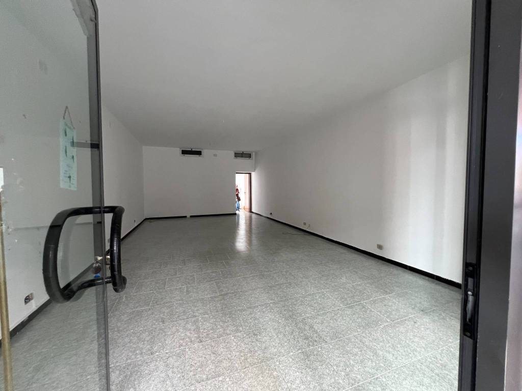negozio in vendita a Luzzara