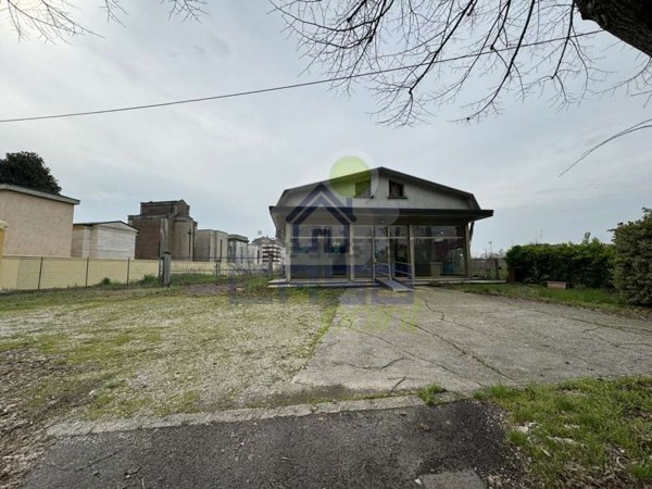 locale commerciale in vendita a Luzzara