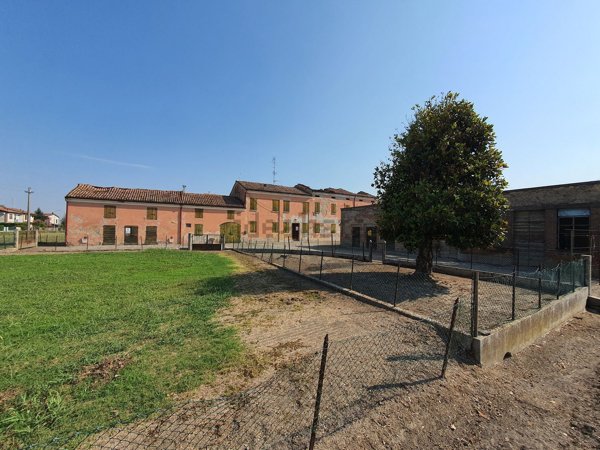 locale di sgombero in vendita a Luzzara in zona Casoni