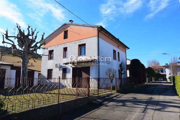 casa indipendente in vendita a Novellara