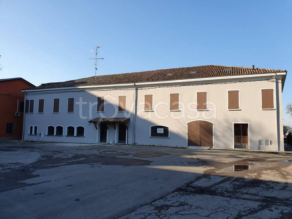 locale commerciale in vendita a Novellara
