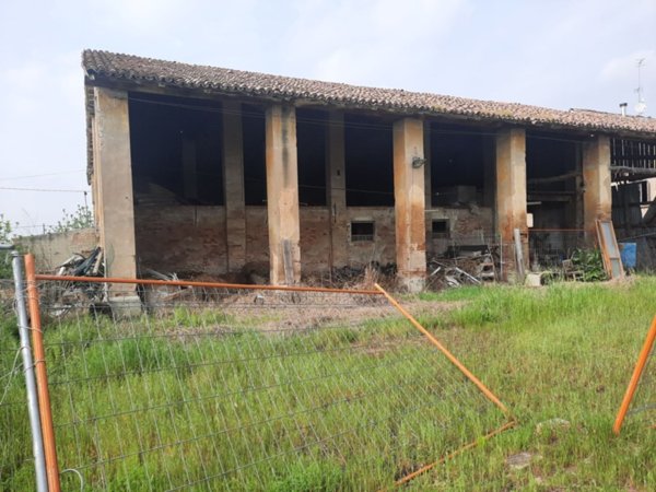 locale commerciale in vendita a Novellara