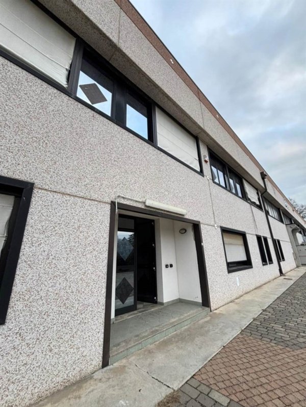 locale commerciale in vendita a Novellara