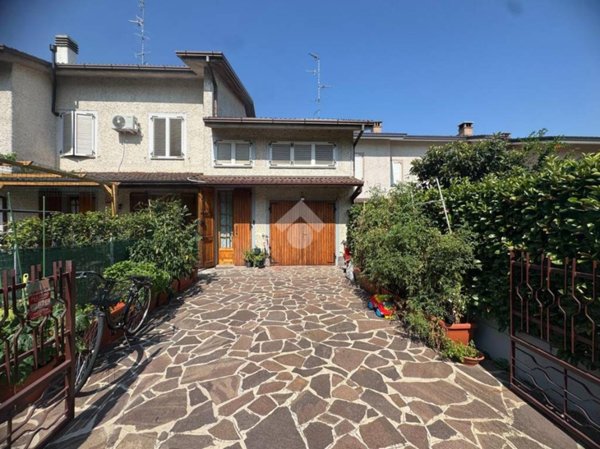 appartamento in vendita a Novellara in zona Vezzola