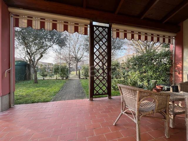 casa indipendente in vendita a Novellara in zona Vezzola
