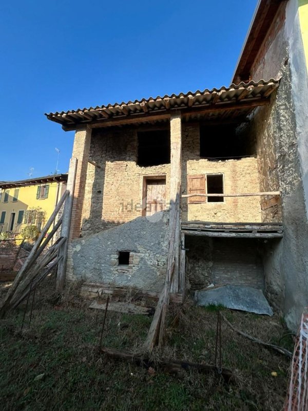 esavano in vendita a Quattro Castella in zona Salvarano