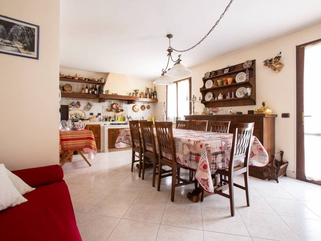casa semindipendente in vendita a Quattro Castella in zona Puianello