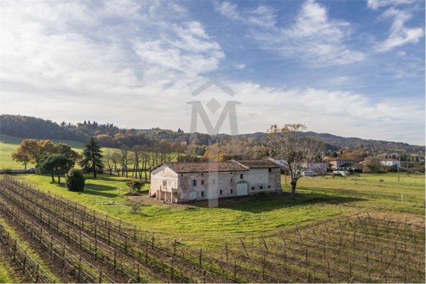 casa indipendente in vendita a Quattro Castella in zona Montecavolo