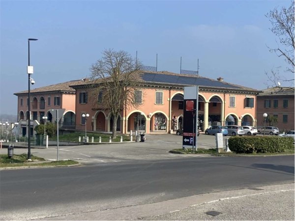 negozio in vendita a Quattro Castella in zona Puianello